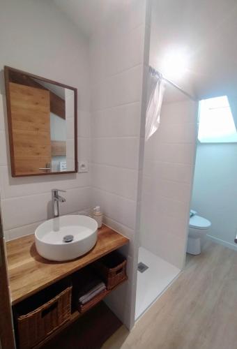 Ένα μπάνιο στο Chambre d'hotes du grand st-Marc proche Via Rhona