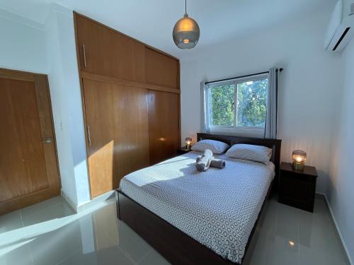 um quarto com uma cama e uma janela em Charming Apartment near Airport and Beaches em Ensanche Savica de Mendoza