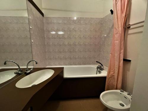 une salle de bain avec un lavabo, une baignoire et des toilettes dans l'établissement Résidence Genepi - Studio 4 personnes avec baignoir et balcon aux Ménuires MAE-5674, aux Menuires