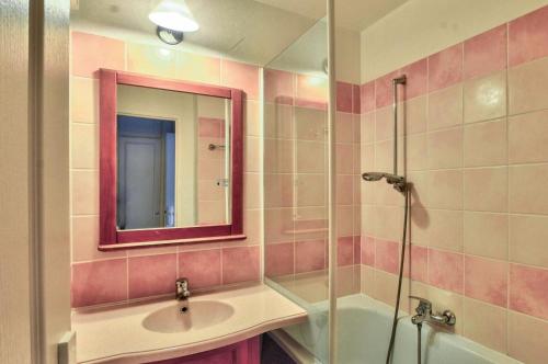 une salle de bain avec un lavabo et une douche avec un miroir dans l'établissement La résidence du Lac - maeva Home - Appartement 2 Pièces 5 Personnes - Sélection MAE-4294, à Monflanquin