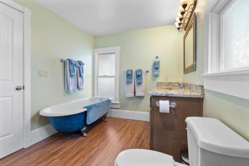 een badkamer met een blauw bad en een toilet bij Pioneer Vacation Rentals - Pioneer North Suite downtown Ashland in Ashland