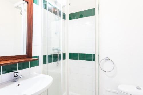Ένα μπάνιο στο Résidence Les Belles Rives - maeva Home - Appartement 2 pièces 7 personnes - Confort MAE-2224