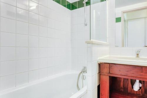 Ένα μπάνιο στο Résidence Les Belles Rives - maeva Home - Appartement 2 Pièces 5 Personnes 284