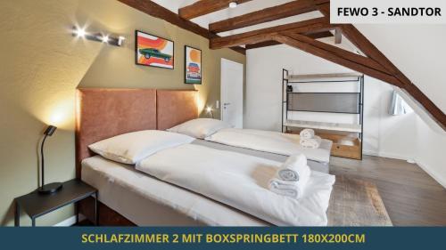 1 dormitorio con 2 camas en una habitación en NEU SandAPART32 - 3 tolle FeWos von 1-8 Pers mitten in der Altstadt en Bamberg