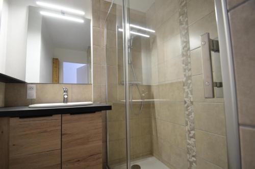 een badkamer met een douche en een wastafel bij Résidence Chaviere - Studio pour 3 Personnes 754 in Les Menuires
