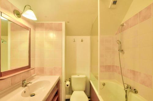une salle de bain avec un lavabo, des toilettes et une douche dans l'établissement La résidence du Lac - maeva Home - Maison 3 Pièces 6 Personnes - Sélection MAE-4524, à Monflanquin