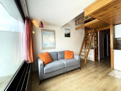 - un salon avec un canapé et des lits superposés dans l'établissement Résidence Dorons - Studio avec mezzanine pour 2 personnes avec balcon exposé Sud MAE-5784, aux Menuires