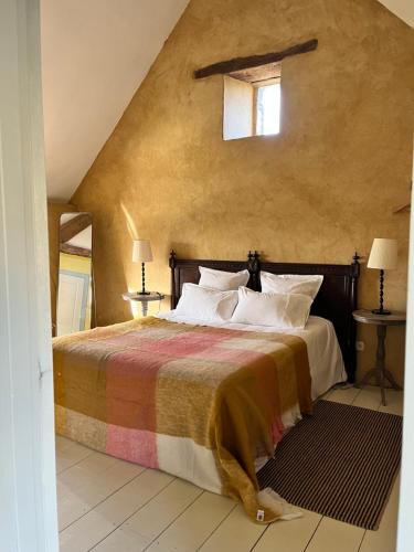 una camera con un letto e due tavoli e una finestra di Domaine du tertre ychot a Dol-de-Bretagne