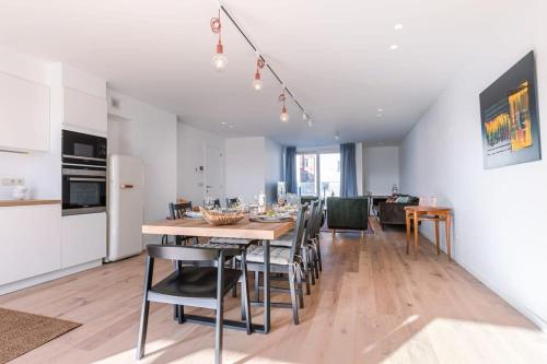 Sunny apartment with large terraces and parking