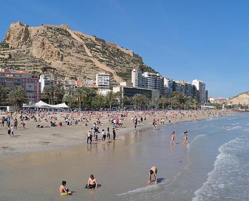 un grand groupe de personnes sur une plage dans l'établissement Quiet room in Alicante SmartTV, à Alicante
