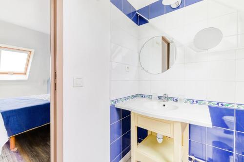 une salle de bain avec un lavabo et un miroir dans l'établissement Résidence Port du Crouesty - maeva Home - Appartement 2 pièces 5 personnes - Sélection - vue sur le Port MAE-7114, à Arzon