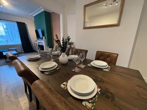 uma mesa de madeira com cadeiras e uma sala de jantar em Large 3 Bed House - Awsworth - J26 M1 - Ideal for Contractors or Families - Sleeps - 6 