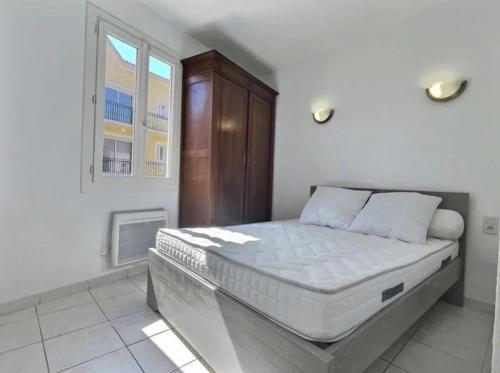 um quarto com uma cama grande num quarto em Appartement plein centre 300m de la plage . em Valras-Plage