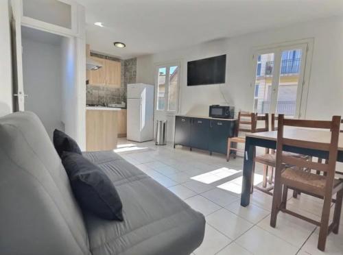 un salon avec un canapé et une table dans l'établissement Garc, à Valras-Plage