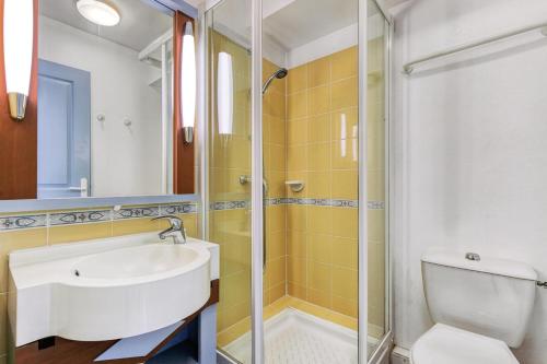 une salle de bain avec un lavabo et une douche dans l'établissement Résidence Port Bourgenay - maeva Home - Appartement 3 Pièces 7 Personnes - Sélection MAE-0584, à Talmont-Saint-Hilaire