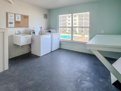 Fotografie z fotogalerie ubytování NEW Sugar Sands at Sea Coast Gardens III 502: Your Vibrant Updated 22 Oceanfront Haven v destinaci Edgewater