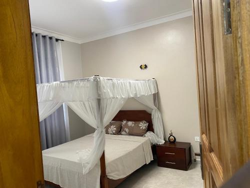 una camera con letto a baldacchino di Luxury Elegance Residence a Kampala