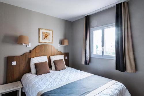 - une chambre avec un grand lit et une fenêtre dans l'établissement Village Pont Royal en Provence - maeva Home - Appartement 2 Pièces 6 Person 804, à Mallemort