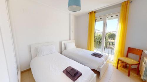 1 dormitorio con 2 camas y ventana en Casa Bonito M-Murcia Holiday Rentals Property, en Roldán