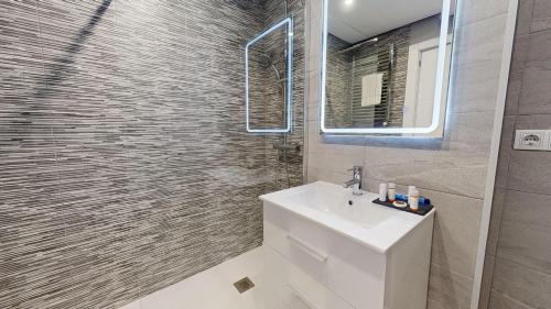 y baño con lavabo blanco y espejo. en Casa Bonito M-Murcia Holiday Rentals Property, en Roldán
