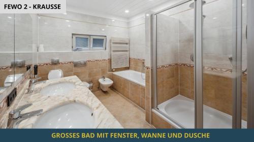 bagno con vasca, doccia e servizi igienici di NEU SandAPART32 - 3 tolle FeWos von 1-8 Pers mitten in der Altstadt a Bamberga