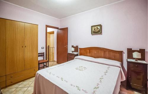 Un dormitorio con una cama con una manta blanca. en Nice Home In Davoli With Kitchen, en Davoli