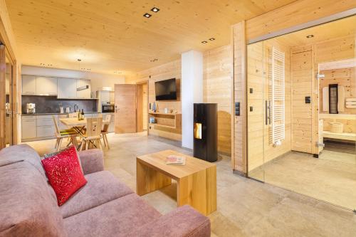 TV a/nebo společenská místnost v ubytování Hotel Gasthof Stuibenfall