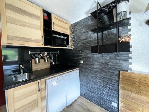 Kuchyň nebo kuchyňský kout v ubytování Résidence Sarvan - Charmant studio ski aux pieds aux Ménuires MAE-5964