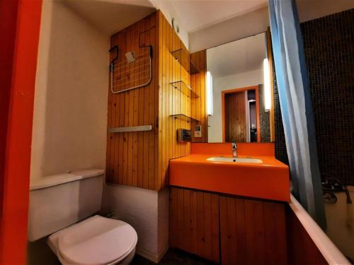 une salle de bain avec toilettes, lavabo et miroir dans l'établissement Résidence Chaviere - Studio 2 pers - ski au pied - à la Croisette MAE-6004, aux Menuires