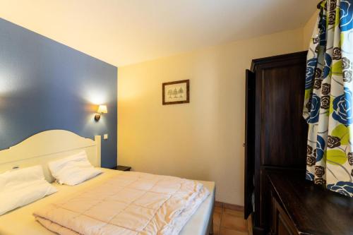 une chambre avec un lit et une commode dans l'établissement Le Domaine du Golf de Pinsolle - maeva Home - Appartement 2 pièces 5 personnes - Confort MAE-7244, à Soustons