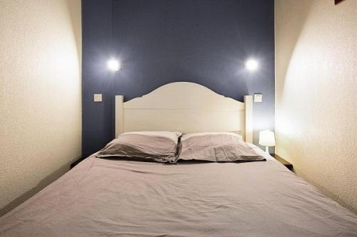 Säng eller sängar i ett rum på Le Domaine du Golf de Pinsolle - maeva Home - Appartement 2 pièces 4 person 234