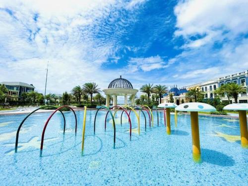 un parque acuático con tobogán de agua y cenador en Wonderland Villa at Ho Tram Beach en Ho Tram