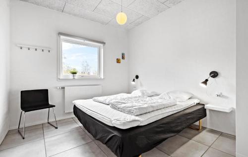 Postel nebo postele na pokoji v ubytování 7 Bedroom Beautiful Home In Ebeltoft