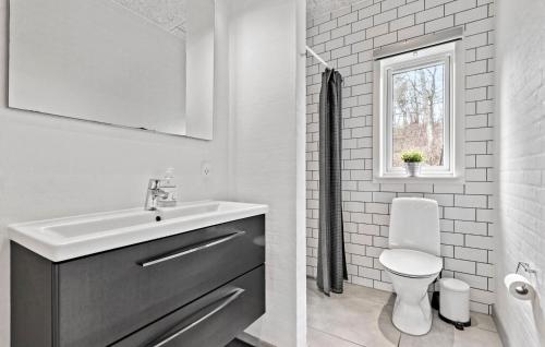 Koupelna v ubytování 7 Bedroom Beautiful Home In Ebeltoft