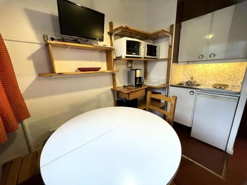 - une petite cuisine avec une table blanche dans une chambre dans l'établissement Résidence Trois Marches - Studio 2 pers aux pieds des pistes aux Menuires MAE-6154, aux Menuires