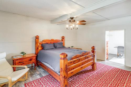 1 dormitorio con cama de madera y silla en Jasper Cabin with Fire Pit, Grill and Mountain Views!, en Jasper