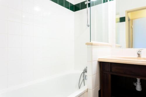 Ένα μπάνιο στο Résidence Les Belles Rives - maeva Home - Appartement 2 pièces 5 personnes 004