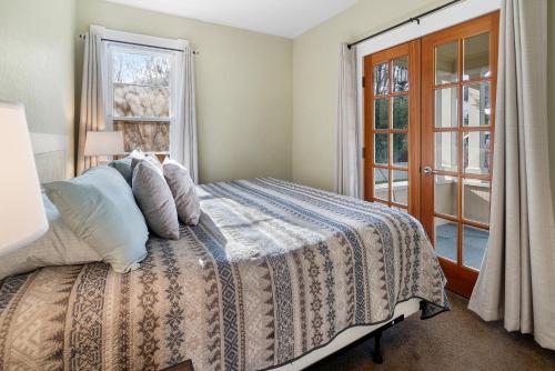 een slaapkamer met een bed en een raam bij Pioneer Vacation Rentals - Pioneer South downtown Ashland in Ashland