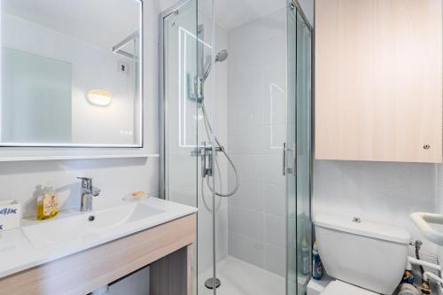 une salle de bain avec douche et lavabo dans l'établissement Résidence Port Bourgenay - maeva Home - Appartement 2 pièces 6 personnes - Sélection MAE-6314, à Talmont-Saint-Hilaire