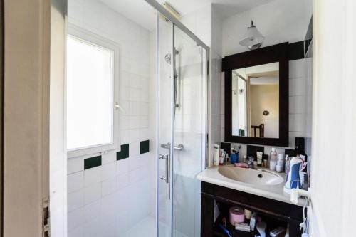 une salle de bain avec un lavabo et une douche avec un miroir dans l'établissement Les Maisons du Domaine du Golf de Pinsolle - maeva Home - Maison 3 pièces 6 personnes - Confort MAE-6354, à Soustons