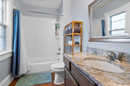 een badkamer met een wastafel, een toilet en een spiegel bij Pioneer Vacation Rentals - Pioneer South downtown Ashland in Ashland