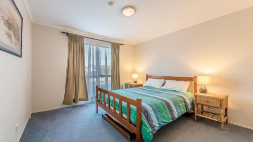 um quarto com uma cama e uma grande janela em 14 Lansell Road, Cowes em Cowes