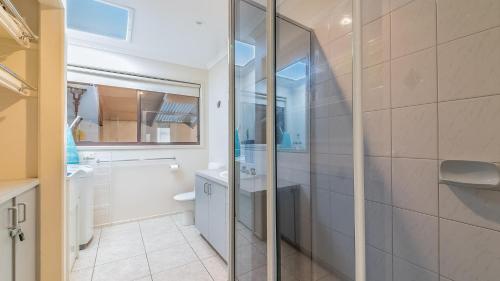 uma casa de banho com um chuveiro, um WC e um lavatório. em 14 Lansell Road, Cowes em Cowes