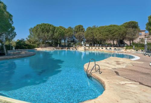 una gran piscina de agua azul en un complejo en Hôtel du Golf de Pont Royal - maeva Home - Appartement 2 pièces 4 personne 874, en Mallemort