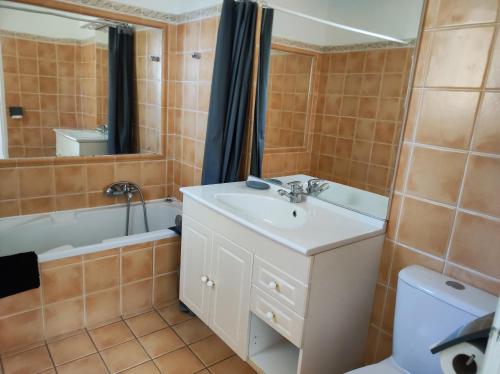 une salle de bain avec un lavabo, une baignoire et des toilettes dans l'établissement villa suddard, à La Garde-Freinet