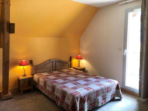a bedroom with a bed and two lamps on tables at Résidence Hameau De Balestas Mp - 3 Pièces pour 6 Personnes 554 in Germ