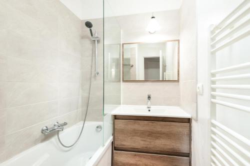 une salle de bain avec un lavabo et une douche dans l'établissement Village Pont Royal en Provence - maeva Home - Appartement 2 pièces 6 personnes - Sélection MAE-2134, à Mallemort