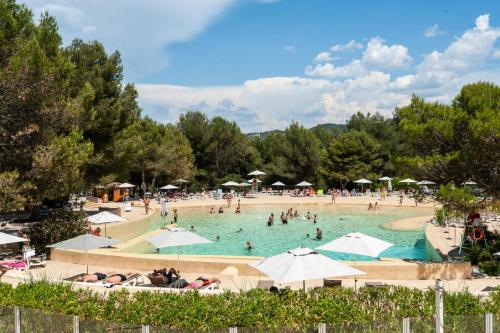 un groupe de personnes dans une piscine dans l'établissement Village Pont Royal en Provence - maeva Home - Appartement 2 pièces 6 personnes - Sélection MAE-2134, à Mallemort