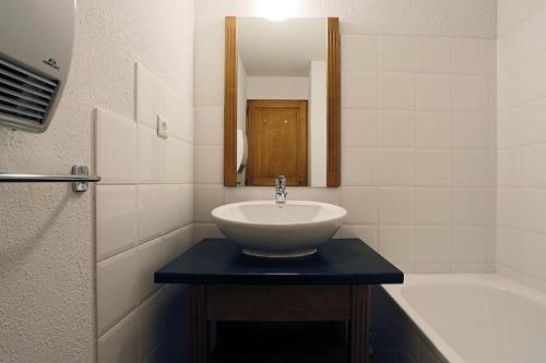 格爾姆的住宿－Résidence Hameau De Balestas Mp - 2 Pièces pour 6 Personnes 604，浴室配有盥洗盆和浴缸。