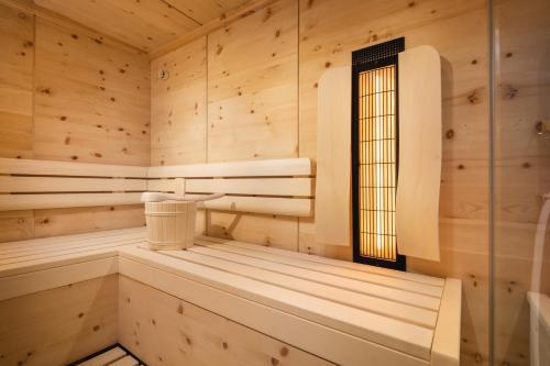 una sauna con pareti in legno e una finestra di Hotel Gasthof Stuibenfall a Niederthai